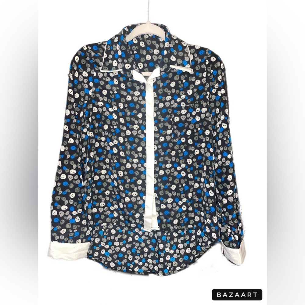 Cals collared dress shirt with gray/blue/white skulls hi/lo size L. KK
